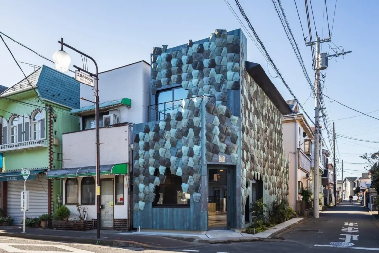 Wakuni Cafe Kafe Unik di Tokyo yang Dibangun dari 700 Pelat Perunggu Bekas Kuil Hayatani